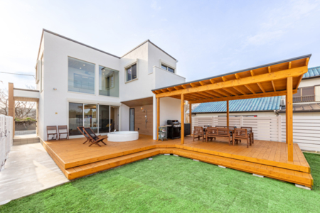 リビングからウッドデッキへアクセス