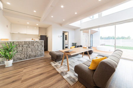 リビングからウッドデッキ、サウナへ