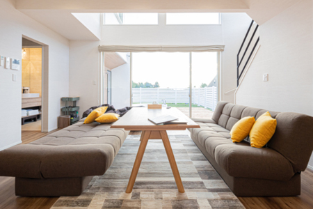 大型窓＆吹き抜けにより明るい東向リビング