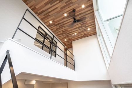 吹き抜けの天井にシーリングファン