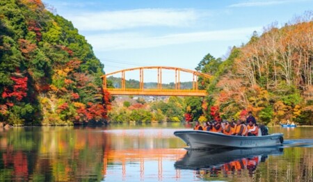 紅葉に染まる亀山湖　バス釣りも有名です。