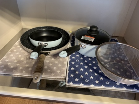 基本的な調理器具が揃っています。