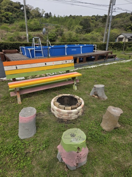 大型プールとファイヤーピット