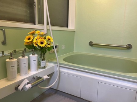 オパールグリーンの浴室