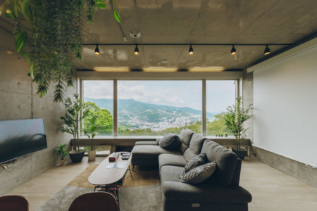 花火大会は窓の右手から望みます