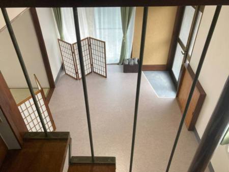 玄関に室内スリッパがあります。