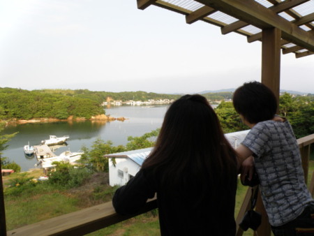 目の前は静かな入り江です