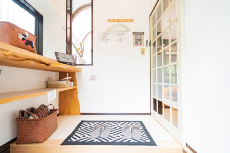 玄関にはセルフチェックインパネルあり。