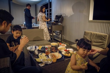 屋根付きスペースでみんなでワイワイBBQ