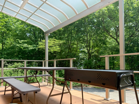 屋根付きテラスで雨や暑さでもBBQ!