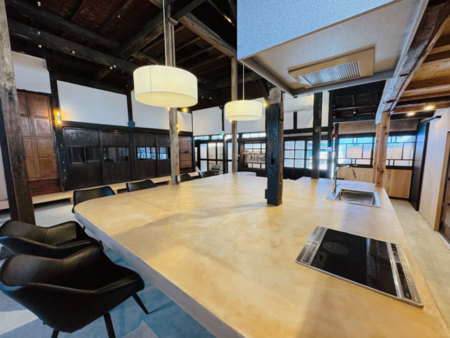 流し台とIH完備の広々ダイニングテーブル