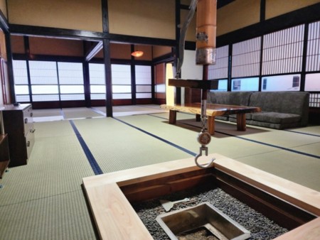 テレビ完備の『囲炉裏の間』