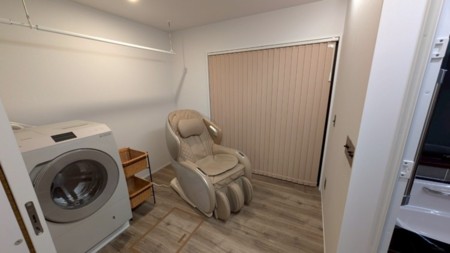 ドラム型洗濯乾燥機とマッサージチェア有り