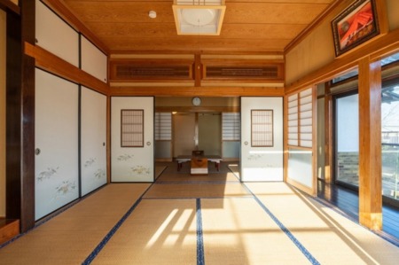 光差し込む暖かい雰囲気の和室