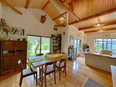 広いリビングとダイニング