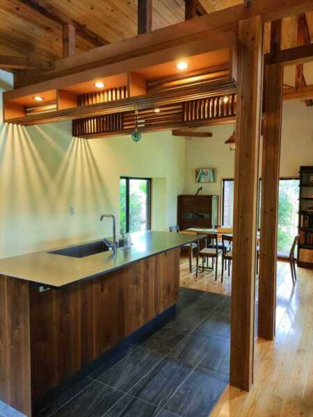 開放感あるキッチンとダイニング