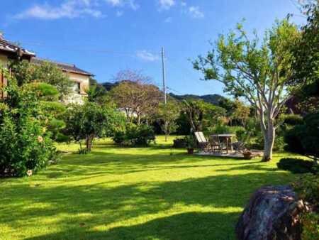 広い天然芝のガーデンで楽しんでください