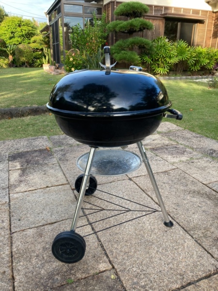 木炭を使用するBBQグリル