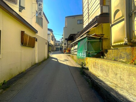 飲食店や日帰り温泉が点在しています