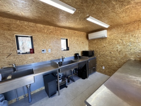 炊事棟_大きめのシンクが2つ