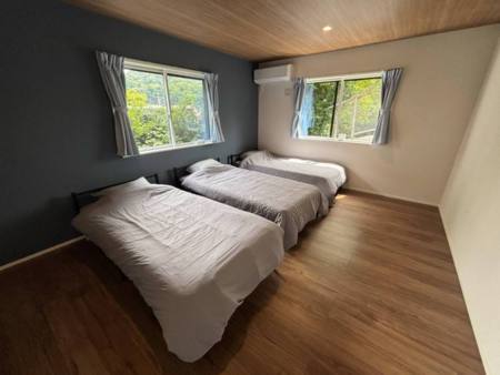 シングル３ベッドの寝室①