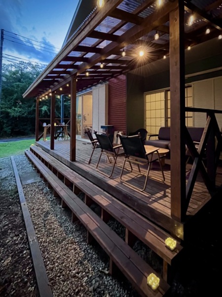 屋根付きデッキで雨のでもBBQ可能です