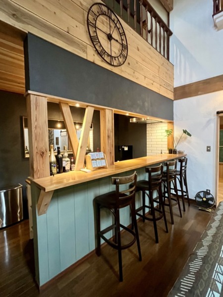 バーカウンターがあるキッチン