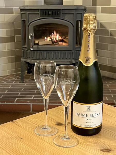 薪ストーブの温もりを満喫できます。