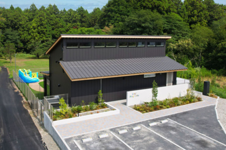 施設の外観です、駐車場も完備しています