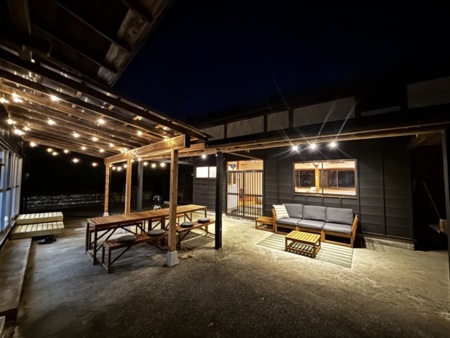 屋外ダイニングは全天候型