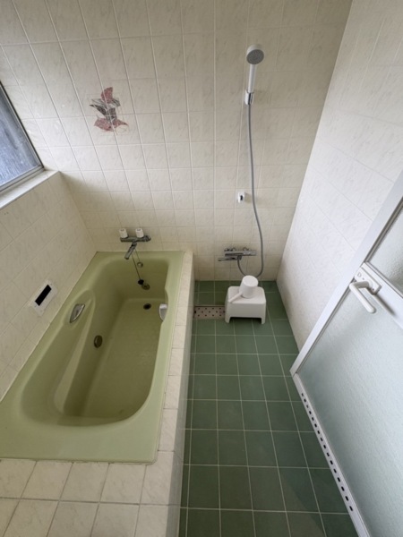 懐かしいタイル敷浴室