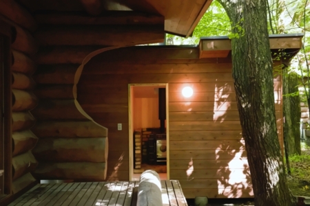 屋外に佇むプライベートサウナ