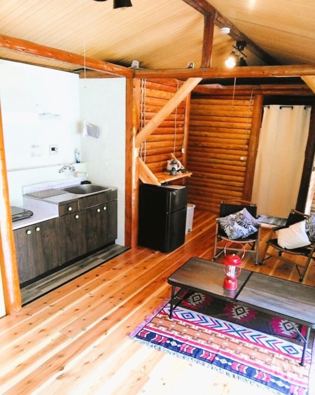 室内にはローテブルとチェア