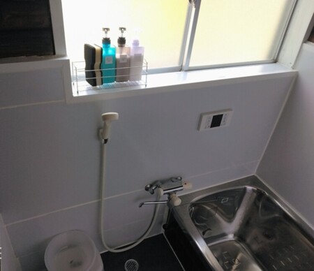 少し小さいですが、湯船もあります