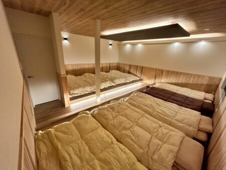 大寝室です。夜はテレビをみんなで見ながら