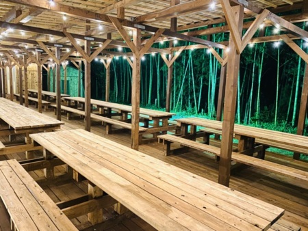 広々ウッドデッキ。緑に囲まれて異空間です