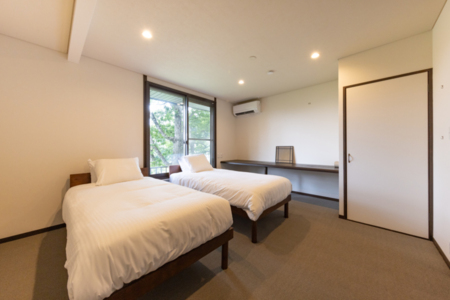 寝室１（シングルベッド×２）