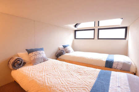 寝室6（シングルベッド2台）