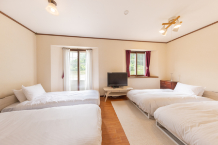 寝室1（1階シングルベッド×４）