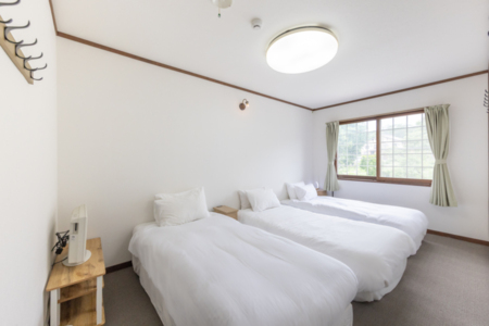 寝室2（2階シングルベッド×３）