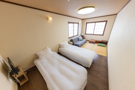 寝室4（2階シングルベッド2台ソファ１）