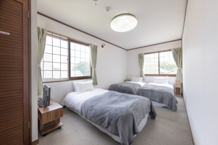 寝室5（2階シングルベッド3台）