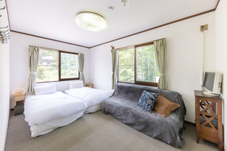 寝室6（2階シングルベッド2台ソファ1）