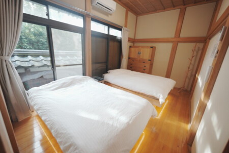 木の温もり漂う寝室空間