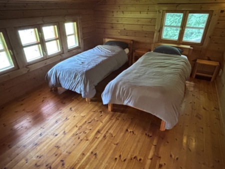 A棟　寝室①　A棟には布団３セット完備