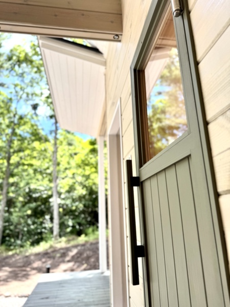 モスグリーンの扉を開けると