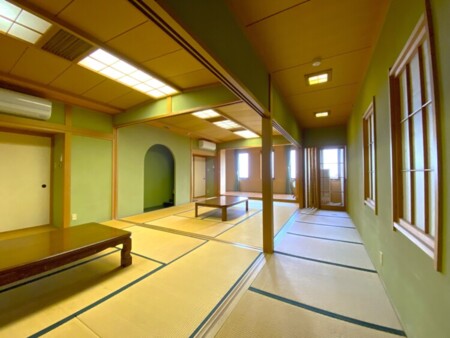 舞台付き大広間