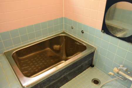 海から直行できるお風呂、レトロですが便利