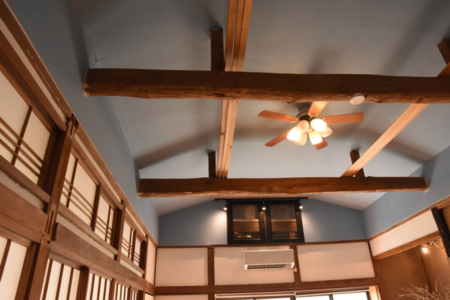 天井を抜いて高くリノベし、開放感ある居間