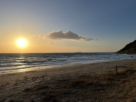 夕陽が沈む海。晴れた空の日は富士山も